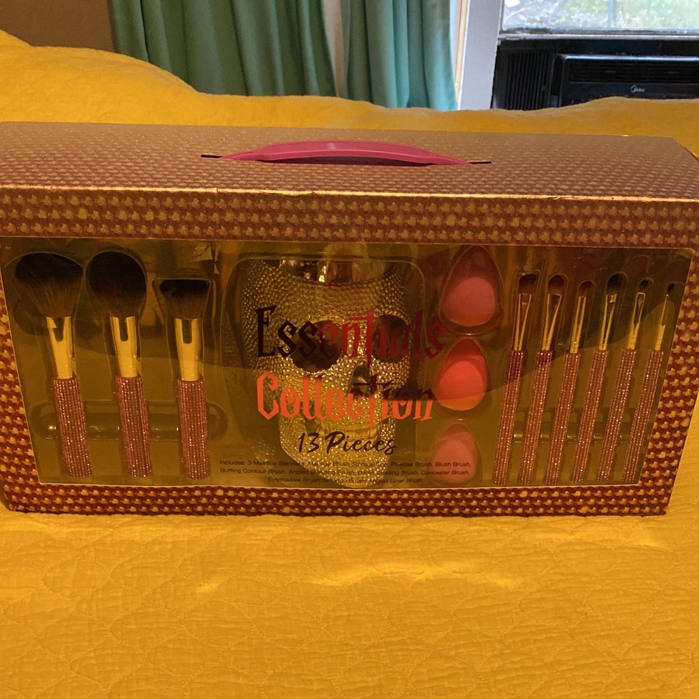 New makeup brush set with holder